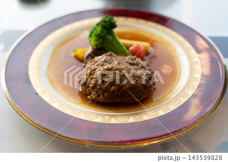 ジューシーなハンバーグステーキ ジューシーなハンバーグステーキ 143539828
