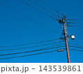青空の下に立つ電柱と電線　電力供給を支える電気インフラ 143539861