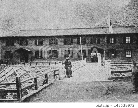 古写真 1907年2月 栃木県足尾町(現在の日光市足尾地区) 足尾銅山の本山医局前を警戒する兵士 古写真 1907年2月 栃木県足尾町(現在の日光市足尾地区) 足尾銅山の本山医局前を警戒する兵士 143539972