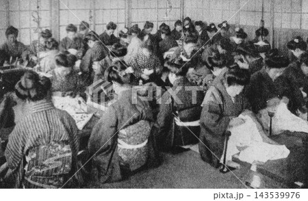 古写真　1908年　三越呉服店　裁縫部の針子（縫い子） 143539976