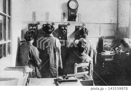 古写真 1907年頃 大阪市 大阪毎日新聞本社の電話交換嬢 古写真 1907年頃 大阪市 大阪毎日新聞本社の電話交換嬢 143539978