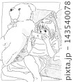 ソファーでスマホを見る娘　白黒 143540078