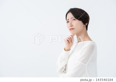 考える女性 考える女性 143540184