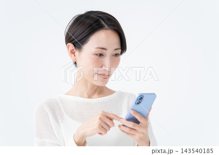 スマホを使う女性 スマホを使う女性 143540185