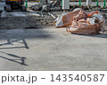 重機と工事現場の建設廃棄物 143540587