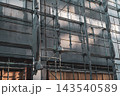 陽が差す改修工事現場 143540589