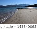 波の綾秋日の映える砂礫の長 143540868