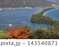 丹後の秋汐の満ち来ぬ松の根に 143540871