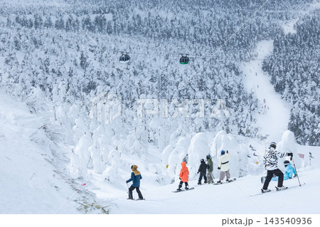 白銀世界の山形蔵王の樹氷とスキー場ゲレンデ 白銀世界の山形蔵王の樹氷とスキー場ゲレンデ 143540936