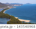 砂浜に秋の足跡残し行く 143540968