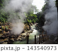 秋田県湯沢市・小安峡大噴湯　渓谷に立ち上る大量の湯気と遊歩道 143540973