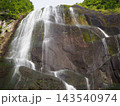 秋田県北秋田市・安の滝　上段の岩壁を幾筋にも分かれて流れ落ちる滝  143540974