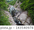 秋田県北秋田市・桃洞の滝　滑らかな岩盤を流れる清流と緑豊かな渓谷 143540978