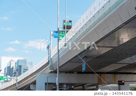 都市の道路沿いを走るコンクリートの高架橋 143541176