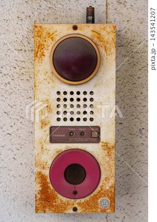 錆びた古い火災報知設備のクローズアップ 143541207