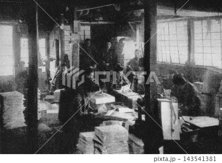 古写真 1908年 東京 婦人画報本社の製本所で働く女工 古写真 1908年 東京 婦人画報本社の製本所で働く女工 143541381