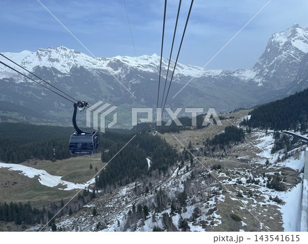 【スイス】アイガー・エクスプレスから望む雪山とアルプスの絶景 143541615