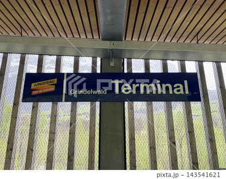 【スイス】グリンデルワルト・ターミナル駅の案内標識 【スイス】グリンデルワルト・ターミナル駅の案内標識 143541621