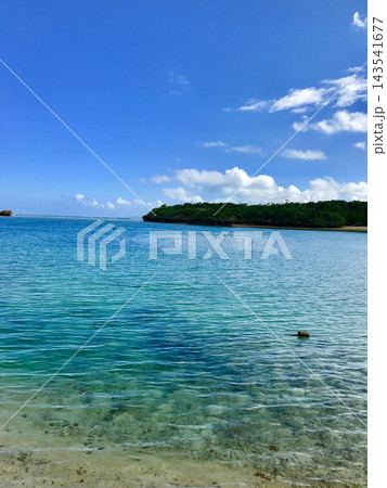 透明度抜群のエメラルドグリーンの海と沖縄の風景 透明度抜群のエメラルドグリーンの海と沖縄の風景 143541677