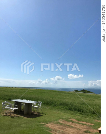 初夏の爽やかな草原と海が見える休憩スペース 143541759