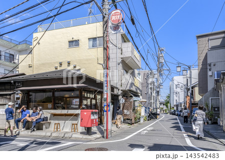 東京都目黒区 祐天寺のみよし通り商店街とカフェのある街並み 東京都目黒区 祐天寺のみよし通り商店街とカフェのある街並み 143542483