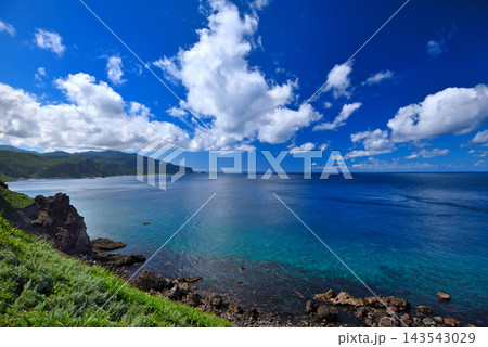 北海道・積丹半島・神威岬・シャコタンブルーのイメージ、歩道から見下ろす海・北海道積丹町(5) 北海道・積丹半島・神威岬・シャコタンブルーのイメージ、歩道から見下ろす海・北海道積丹町(5) 143543029