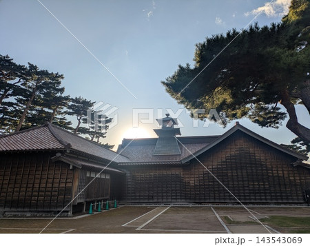 夕日差し込む箱館奉行所と太鼓櫓 夕日差し込む箱館奉行所と太鼓櫓 143543069