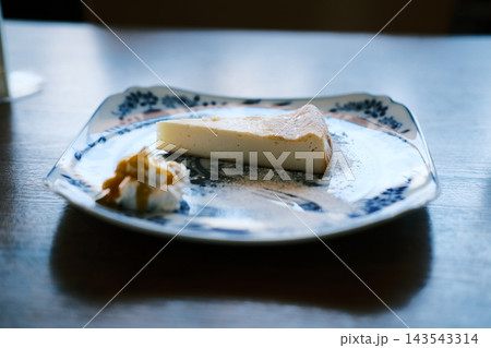 染付の皿にのったベイクドチーズケーキ 143543314