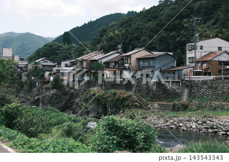 山あいの川沿いに並ぶ家並み 山あいの川沿いに並ぶ家並み 143543343