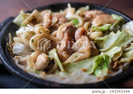 鉄鍋で焼いた鶏肉とキャベツと麺 鉄鍋で焼いた鶏肉とキャベツと麺 143543344