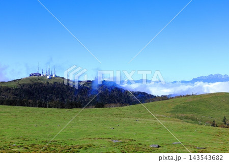 美ヶ原高原 牛伏山からの王ヶ頭とアルプス 美ヶ原高原 牛伏山からの王ヶ頭とアルプス 143543682