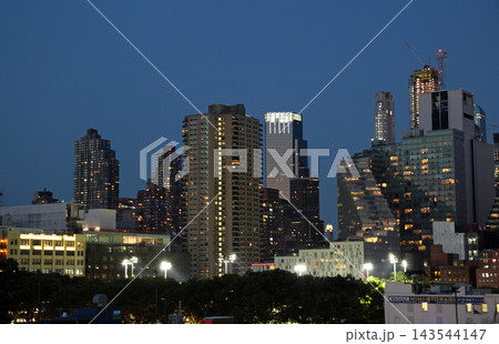 船上から夜のマンハッタンの高層ビル群と港湾風景 船上から夜のマンハッタンの高層ビル群と港湾風景 143544147