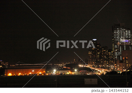 船上から望むマンハッタンの夜景風景 船上から望むマンハッタンの夜景風景 143544152