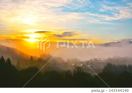 雲海朝焼けの小千谷山本山高原からの越後三山展望風景 雲海朝焼けの小千谷山本山高原からの越後三山展望風景 143544190