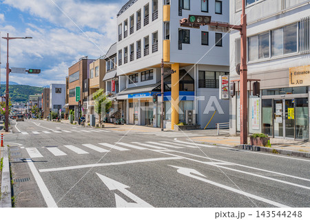 手前の横断歩道と道路標示がダイナミックに広がる富士宮市の市街地と街並み風景(静岡県) 手前の横断歩道と道路標示がダイナミックに広がる富士宮市の市街地と街並み風景(静岡県) 143544248