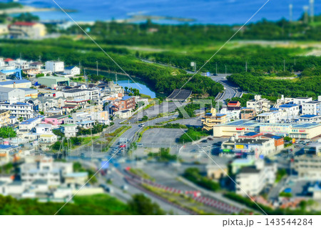 ミニチュア風撮影　沖縄県与那原町の風景 143544284
