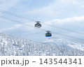白銀世界の山形蔵王の樹氷とロープウェイ 143544341