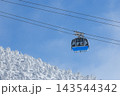 白銀世界の山形蔵王の樹氷とロープウェイ 143544342