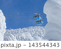 白銀世界の山形蔵王の樹氷とロープウェイ 143544343