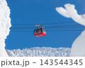 白銀世界の山形蔵王の樹氷とロープウェイ 143544345
