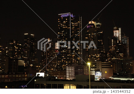 船上から望むマンハッタンの高層ビル群の夜景 船上から望むマンハッタンの高層ビル群の夜景 143544352