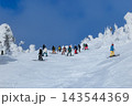 白銀世界の山形蔵王の樹氷とスキー場ゲレンデ 143544369