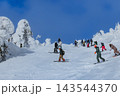 白銀世界の山形蔵王の樹氷とスキー場ゲレンデ 143544370