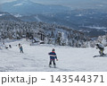 白銀世界の山形蔵王の樹氷とスキー場ゲレンデ 143544371