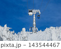 白銀世界の山形蔵王の樹氷とロープウェイ 143544467