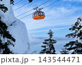白銀世界の山形蔵王の樹氷とロープウェイ 143544471