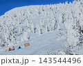 白銀世界の山形蔵王の樹氷とスキー場ゲレンデ 143544496