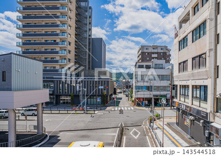 初夏の青空が広がる富士宮駅前の市街地交差点とマンションが並ぶ街並み風景(静岡県) 143544518