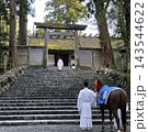 神社の石段を進む神職と神馬 日本の伝統と神聖な風景 神社の石段を進む神職と神馬 日本の伝統と神聖な風景 143544622