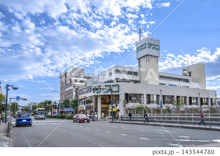 横浜市港南区 港南台駅前の商業施設テスコと都市風景 横浜市港南区 港南台駅前の商業施設テスコと都市風景 143544780